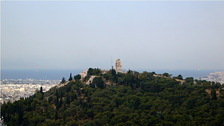[La collina di Filopappo col mare sullo sfondo]
