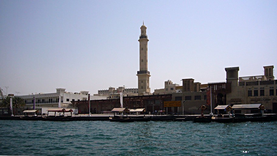 [La moschea di Dubai ripresa dal Creek]