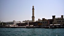 [La moschea di Dubai ripresa dal Creek]