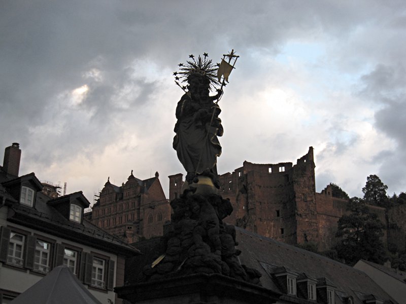[Foto delle rovine del castello di Heidelberg viste da Kornmarkt]