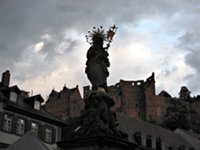 [Foto delle rovine del castello di Heidelberg viste da Kornmarkt]
