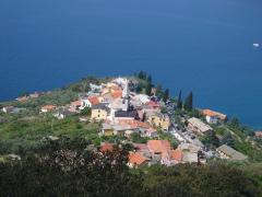 [Il paesino di Lemeglio visto dall'alto, col mare sullo sfondo]
