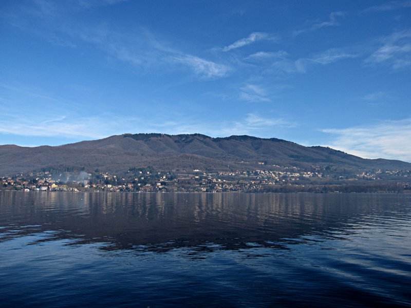 [Foto del Lago di Varese e del Massiccio del Campo dei Fiori da Biandronno]