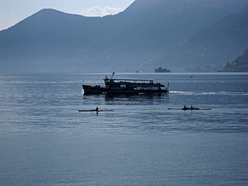 [Battello e canoe a Colmegna]