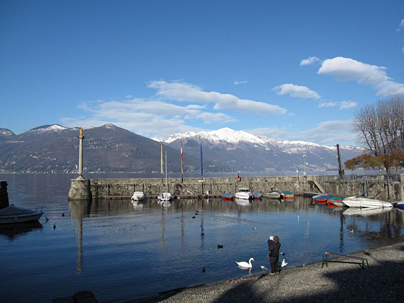 [Vista del porticciolo di Luino]