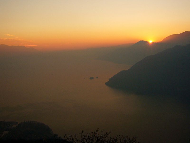 [Panorama del Lago Maggiore al tramonto visto dall chiesa di San Rocco sopra Maccagno]