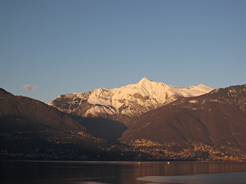 [Foto del Pizzo di Vogorno visto da San Nazzaro, sul Lago Maggiore]