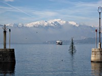 [Foto del porto di Laveno con traghetto Sempione]