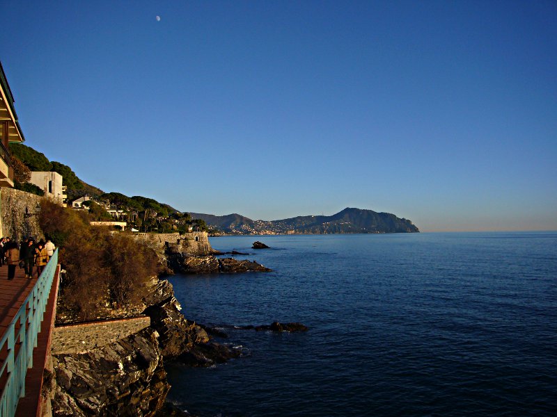[La passaeggiata a mare di Nervi, con Punta Chiappa sullo sfondo.]