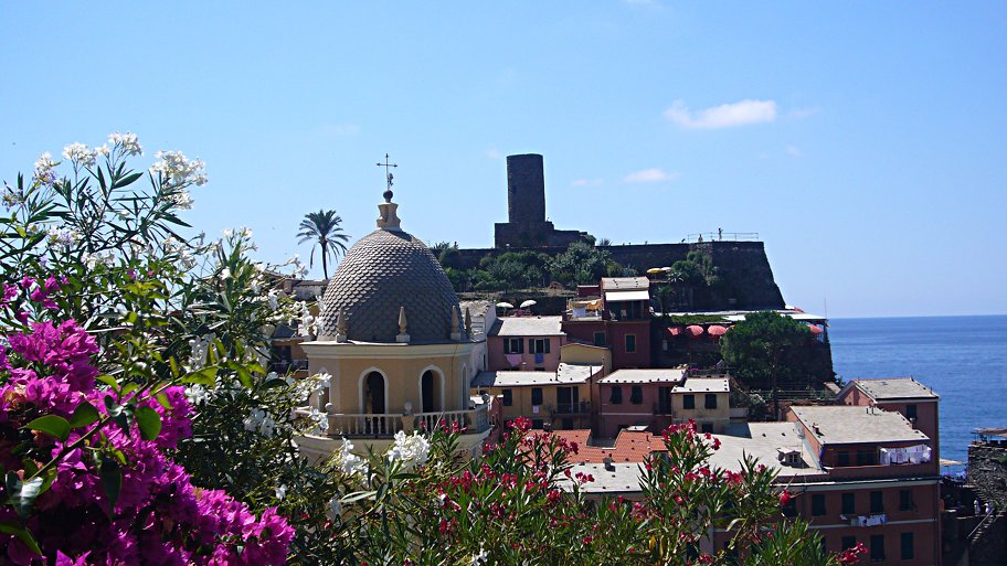 [Il Castello Doria e la chiesa di Santa Margherita a Vernazza]