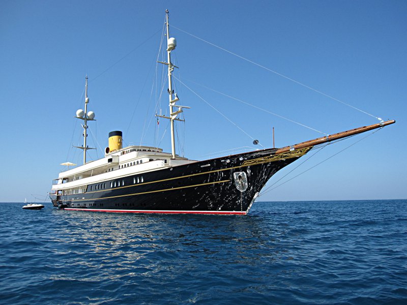 [Lo Yacht Nero ormeggiato a Sestri Levante.]