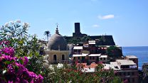 [Il Castello Doria e la chiesa di Santa Margherita a Vernazza]
