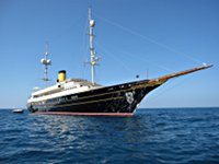 [Lo Yacht Nero ormeggiato a Sestri Levante.]