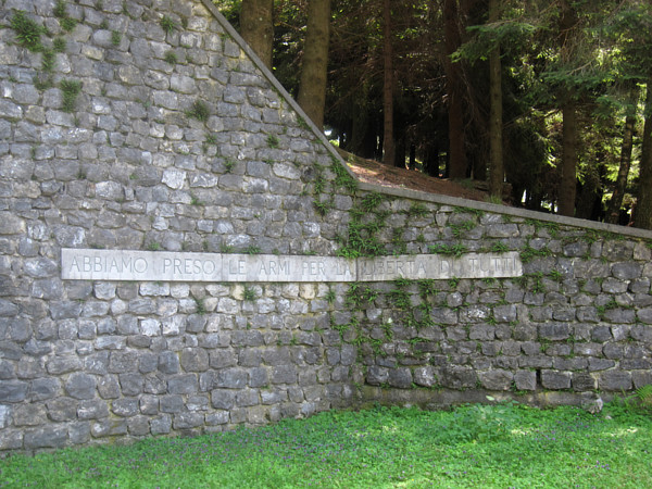 [Iscrizione   &laquo;ABBIAMO  PRESO   LE  ARMI   PER  LA   LIBERTÀ  DI
TUTTI&raquo;  presso  il  Sacrario  del Monte  San  Martino.   Cassano
Valcuvia, 21 luglio 2019.]