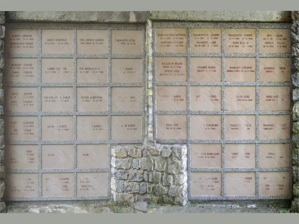 [Loculi del sacrario ai caduti  della battaglia del Monte San Martino.
Tra questi figura la tomba del comandante Carlo Croce, in realtà morto
l'anno seguente.  Cassano Valcuvia, 21 luglio 2019.]