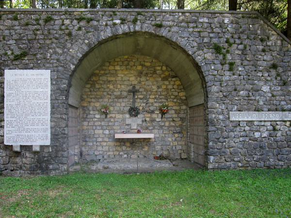 [Sacrario  ai  caduti  della  battaglia del  Monte  San  Martino,  con
l'altare e le tombe dei partigiani morti nella battaglia o giustiziati
dopo la cattura.  Cassano Valcuvia, 21 luglio 2019.]
