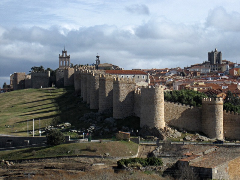 [Settore Nord delle mura di Avila, visto da Cuatro Postes]