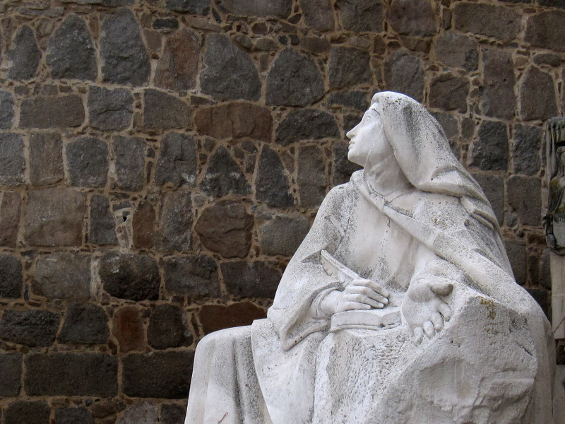 [Statua di Santa Terese di fronte alle mura di Avila]