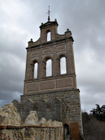 [Il campanile della Puerta del Carmen sulle mura di Avila]
