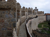 [Passeggiata lungo il settore Nord delle mura di Avila]