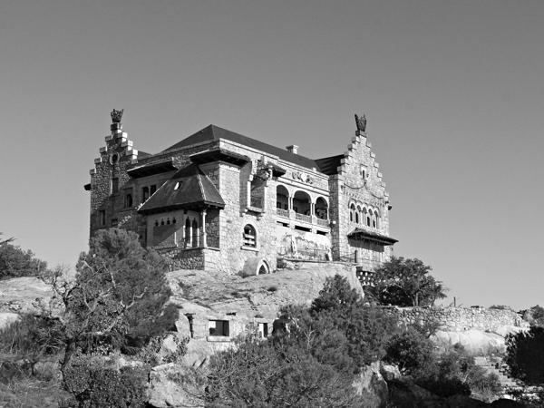 [Il palazzo del Canto del Pico, sulla Sierra di Hoyo.  Torrelodones, 4
gennaio 2017.]