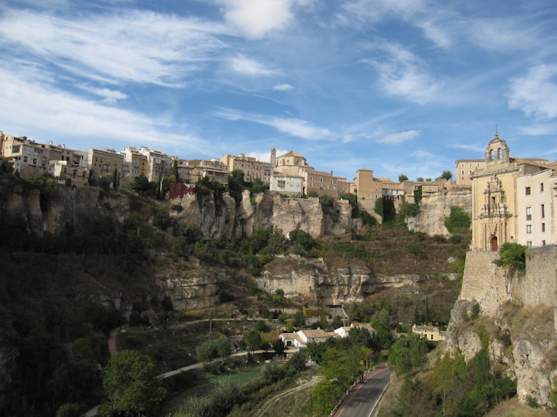 [La città di Cuenca e il convento di San Pablo viste dalla valle del fiume Huécar]