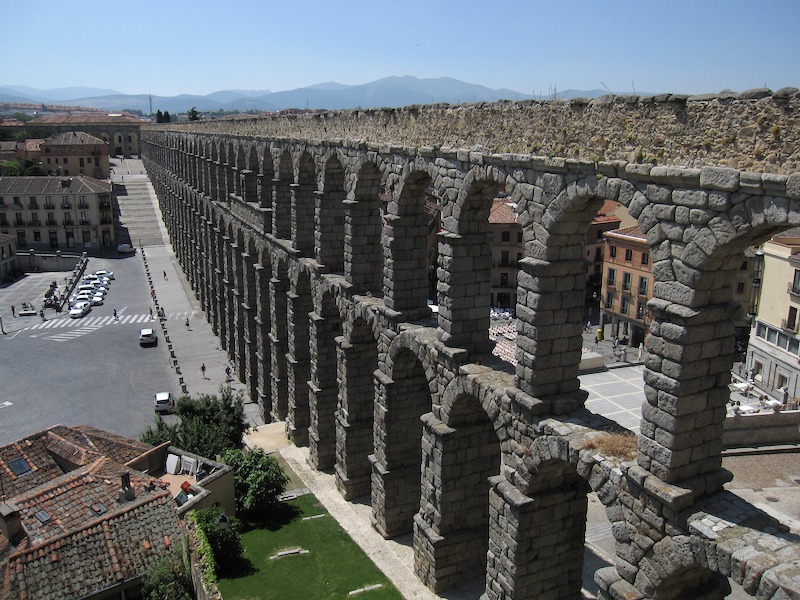 [Vista dell'acquedotto romano di Segovia dalla città vecchia.]
