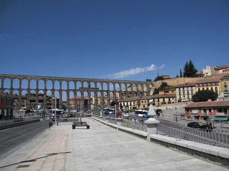 [Vista laterale delle arcate dell'acquedotto romano di Segovia]