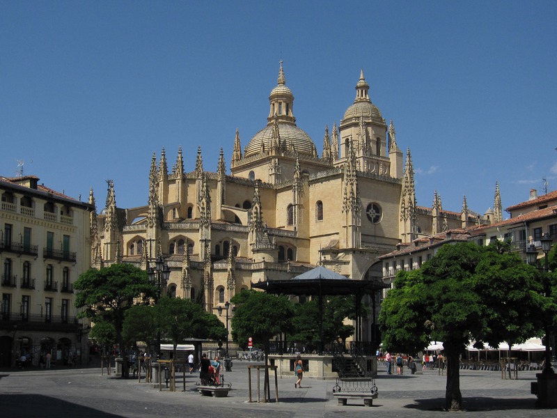 [Cattedrale di Segovia vista dalla Plaza Mayor.]