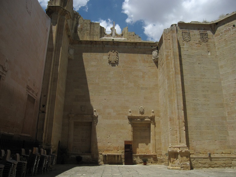 [Rovine della chiesa del convento di San Agustín a Segovia, con i nomi dei caduti franchisti della Guerra Civile.]