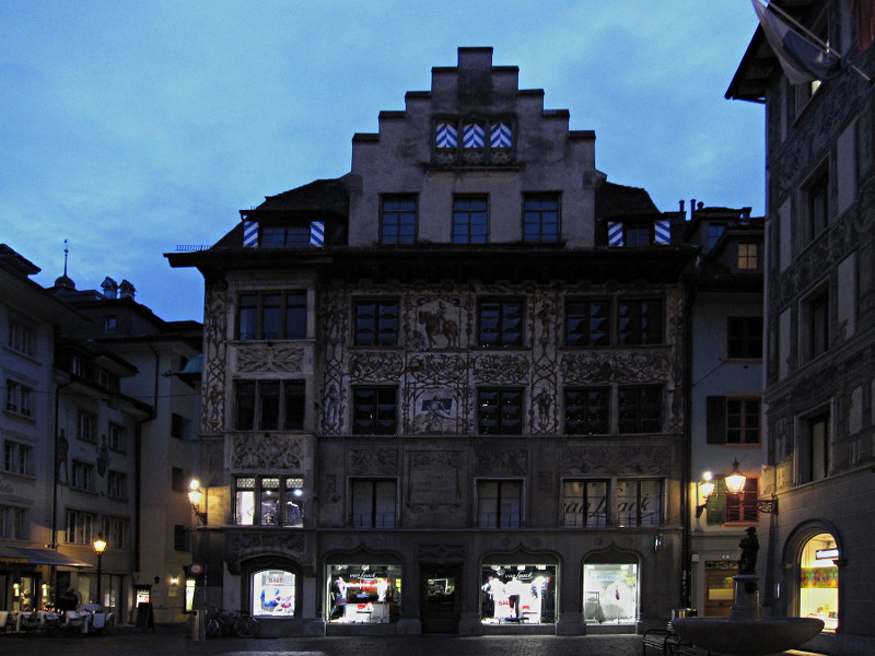 [Facciata decorata di una caratteristica casa in Hirschenplatz, Lucerna]