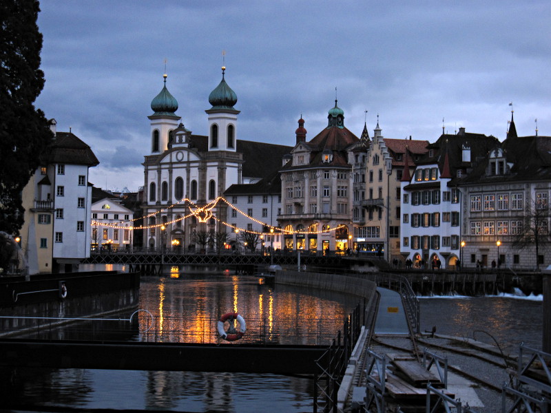 [La Jesuitenkirche e il fiume Reuss, in centro a Lucerna]