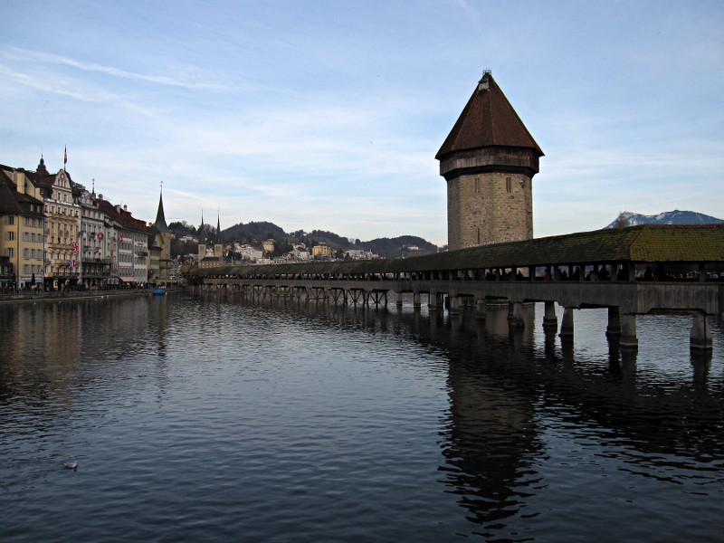 [Il Kappellbrücke e la Wasserturm sul fiume Reuss a Lucerna]