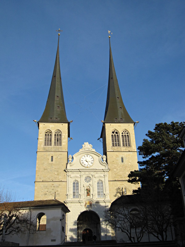 [Facciata della chiesa di S. Leodegario a Lucerna]