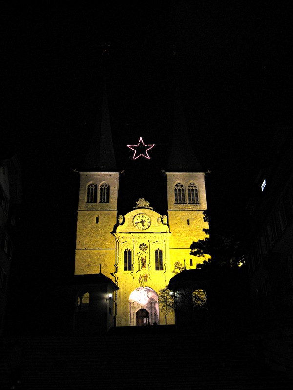 [Vista notturna della facciata della chiesa di S. Leodegar a Lucerna]