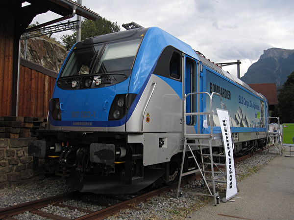 [Nuova
locomotiva 187.002 di BLS Cargo, elettrica con last-mile Diesel,
esposta nella stazione di Lalden.