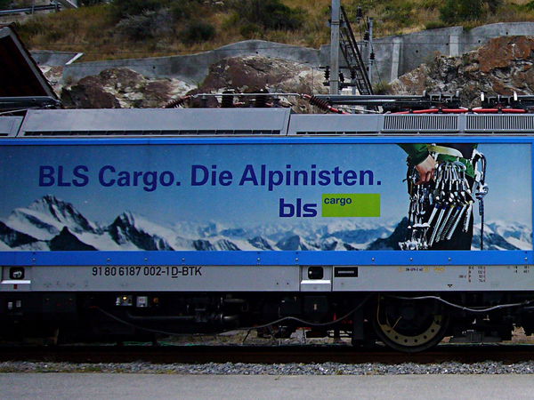 [Fiancata
della locomotiva 187.002 di BLS Cargo, con livrea "Die
Alpinisten"]