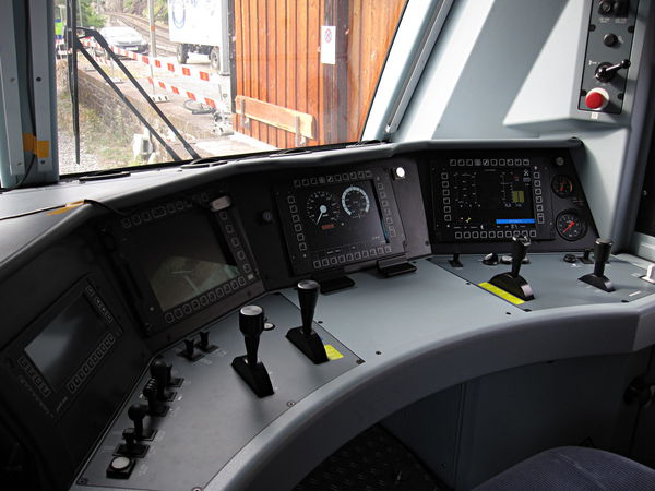 [Banco di
manovra della locomotiva 187.002 di BLS Cargo]