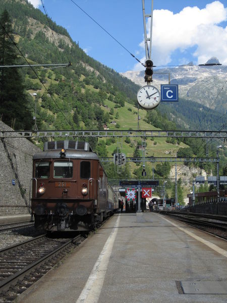 [Locomotiva elettrica Ae 4/4 251 BLS in partenza da Goppenstein
verso Brig]
