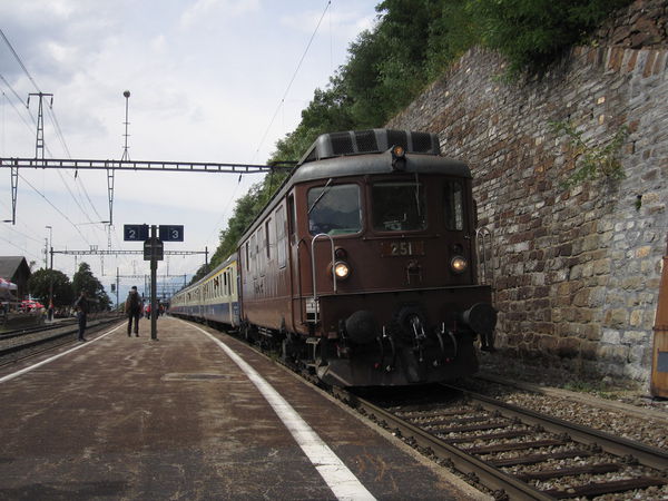 [Locomotiva elettrica Ae 4/4 251 BLS in sosta a Hohtenn, sulla
rampa Sud della ferrovia del Lötschberg]