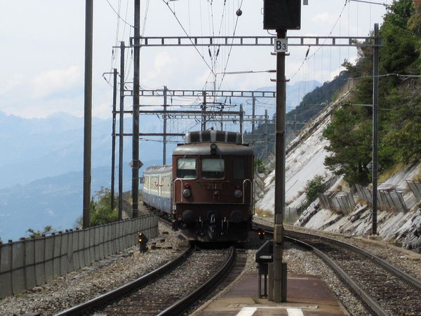 [Locomotiva elettrica Ae 4/4 251 di BLS in spinta a un treno
storico presso Hohtenn]