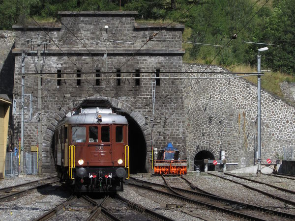 [Locomotiva
elettrica Ae 6/8 205 BLS esce dal portale sud del tunnel di valico del
Lötschberg, a Goppenstein]