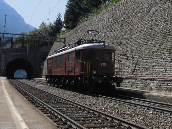 [Locomotiva
elettrica Ae 6/8 205 BL in manovra a Goppenstein]