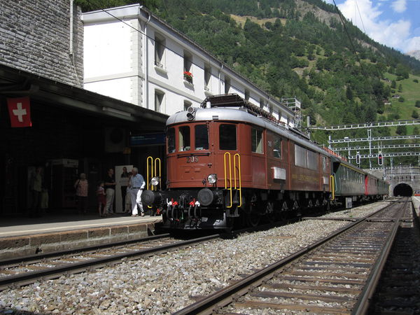 [Locomotiva
elettrica Ae 6/8 205 di BLS in sosta a Goppenstein in testa a un
convoglio di quattro carrozze storiche]