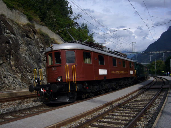 [Locomotiva
elettrica Ae 6/8 205 BLS in partenza da Lalden alla testa di un treno
storico]