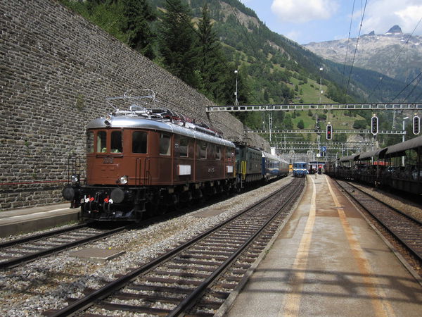 [Locomotive storiche Ae 6/8 208 BLS e Ae 4/7 10997 SBB in
transito a Goppenstein in testa a un treno speciale]