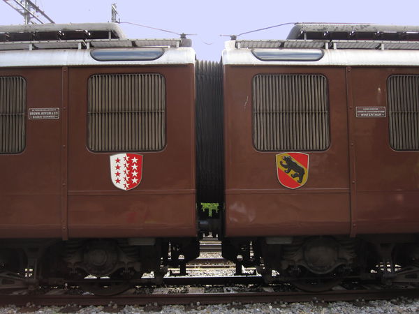 [Stemmi dei cantoni Berna e Vallese sul fianco della locomotiva
Ae 8/8 BLS]