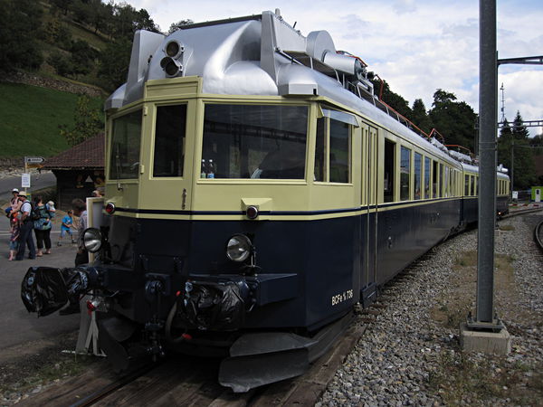 [Elettromotrice leggera BCFe 4/7 736 BN "Blauer Pfeil"
in sosta a Ausserberg]