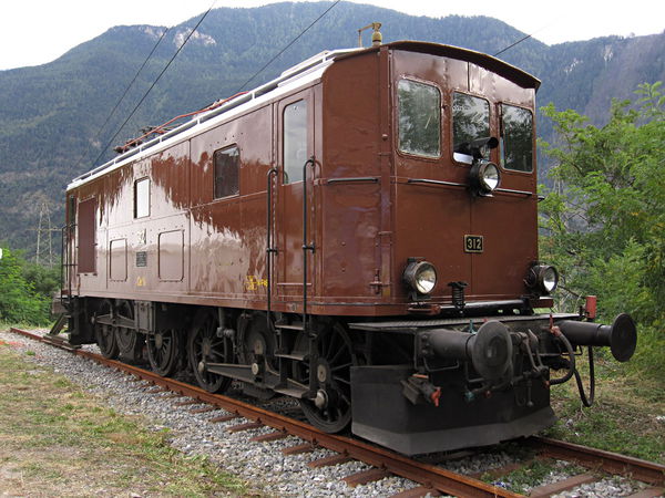 [Locomotiva elettrica storica Ce 4/4 312 ex GBS, in sosta nella
stazione di Lalden]