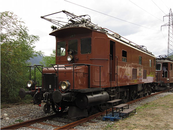 [Locomotiva elettrica storica Ce 4/6 307 EZB nella stazione di
Lalden]